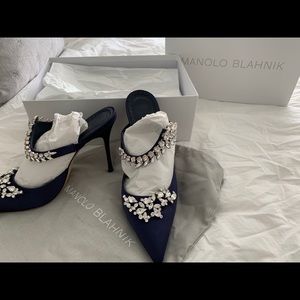 Manolo Blahnik Navy Lurum size 39 105mm Heel